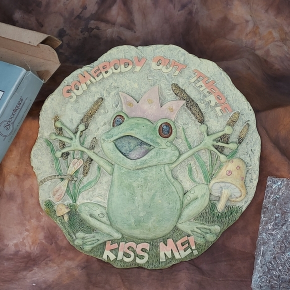 Spoontiques Frog Somebody Out There Kiss Me Stepping Stone Wall Plaque 9.5" - Picture 1 of 7
